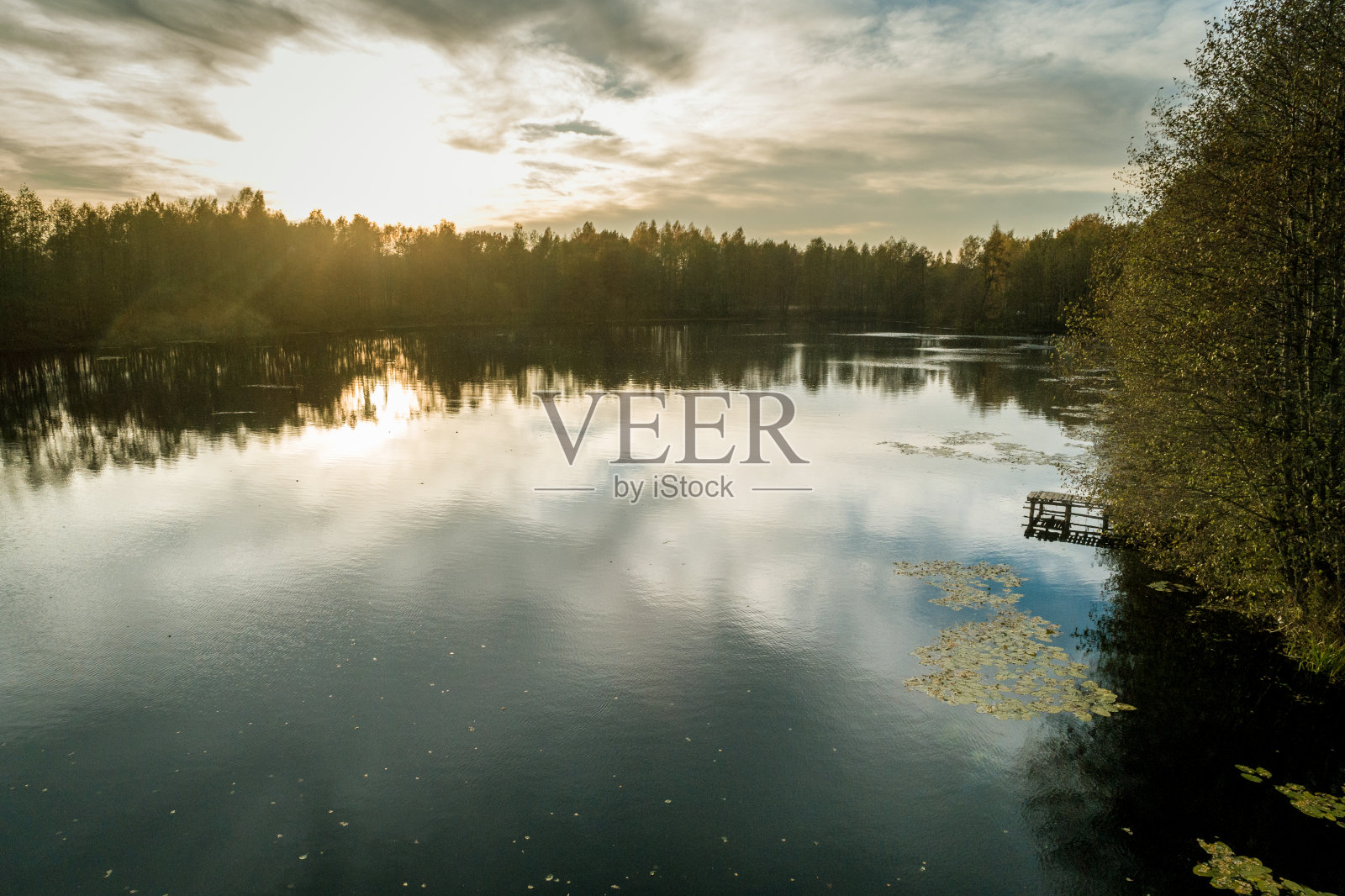 在日落的时候，空中俯瞰秋天的湖景照片摄影图片