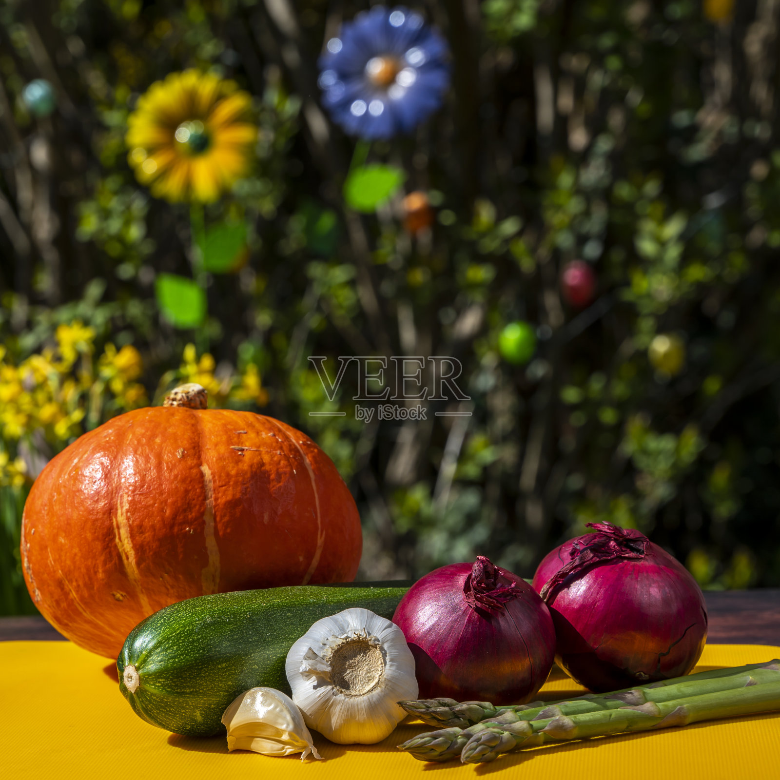 木桌上放着各种蔬菜。照片摄影图片