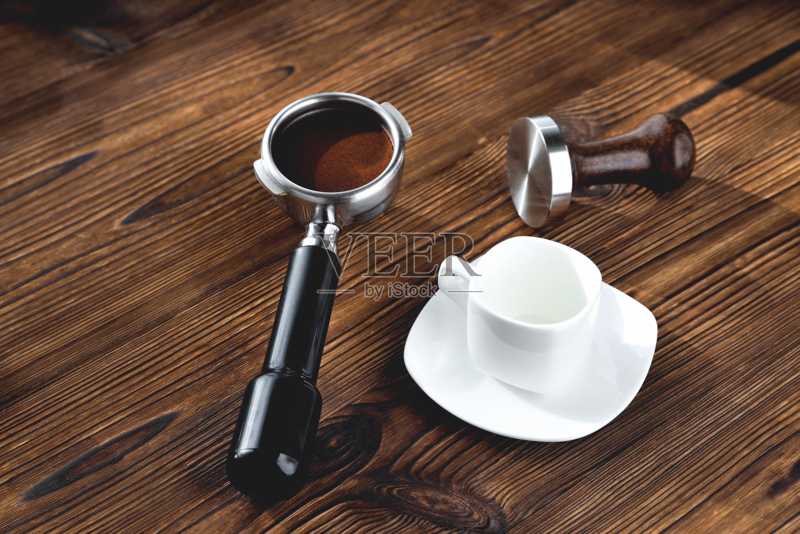白色咖啡杯与咖啡师的茶托配件，使咖啡脾气和咖啡角木制自然背景照片摄影图片