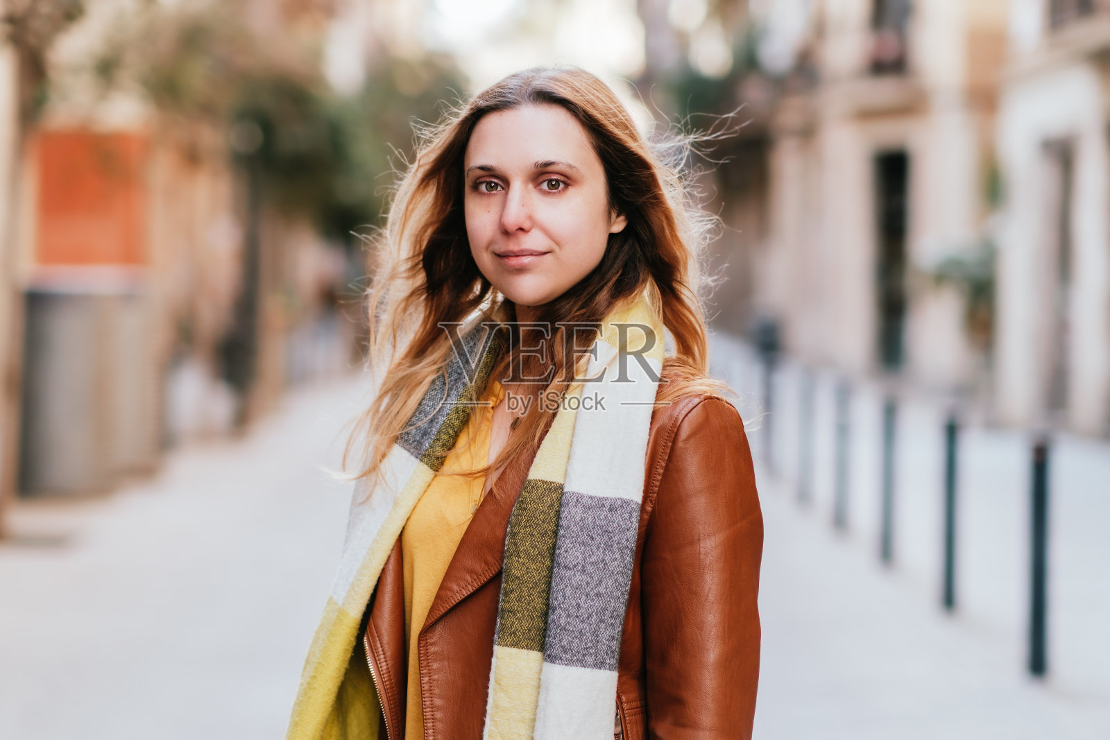 年轻女子站在城市里照片摄影图片