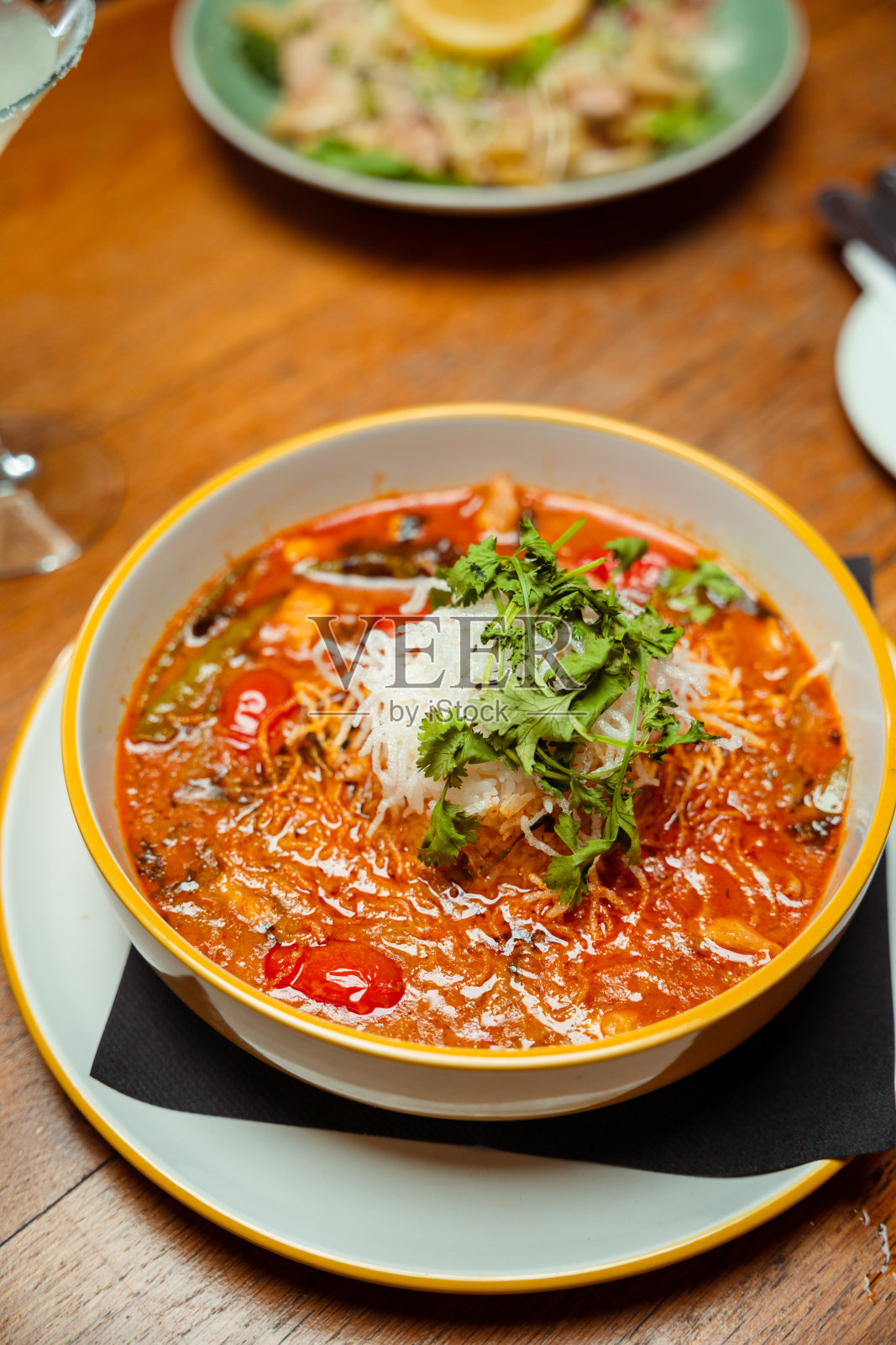 一群朋友在意大利面餐厅吃晚餐照片摄影图片