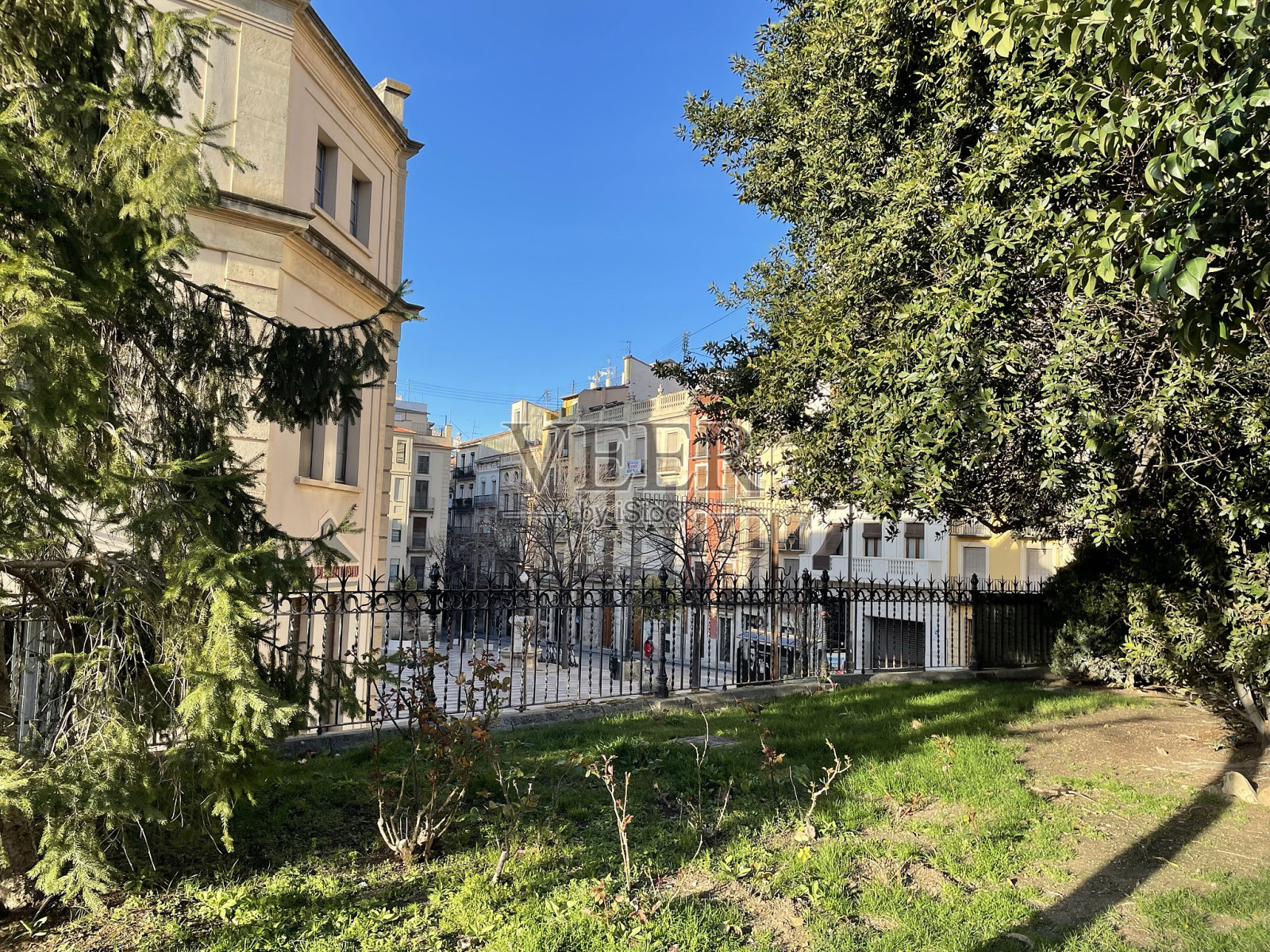 从一个公共公园在西班牙地中海城镇市场大厅的城市视图照片摄影图片