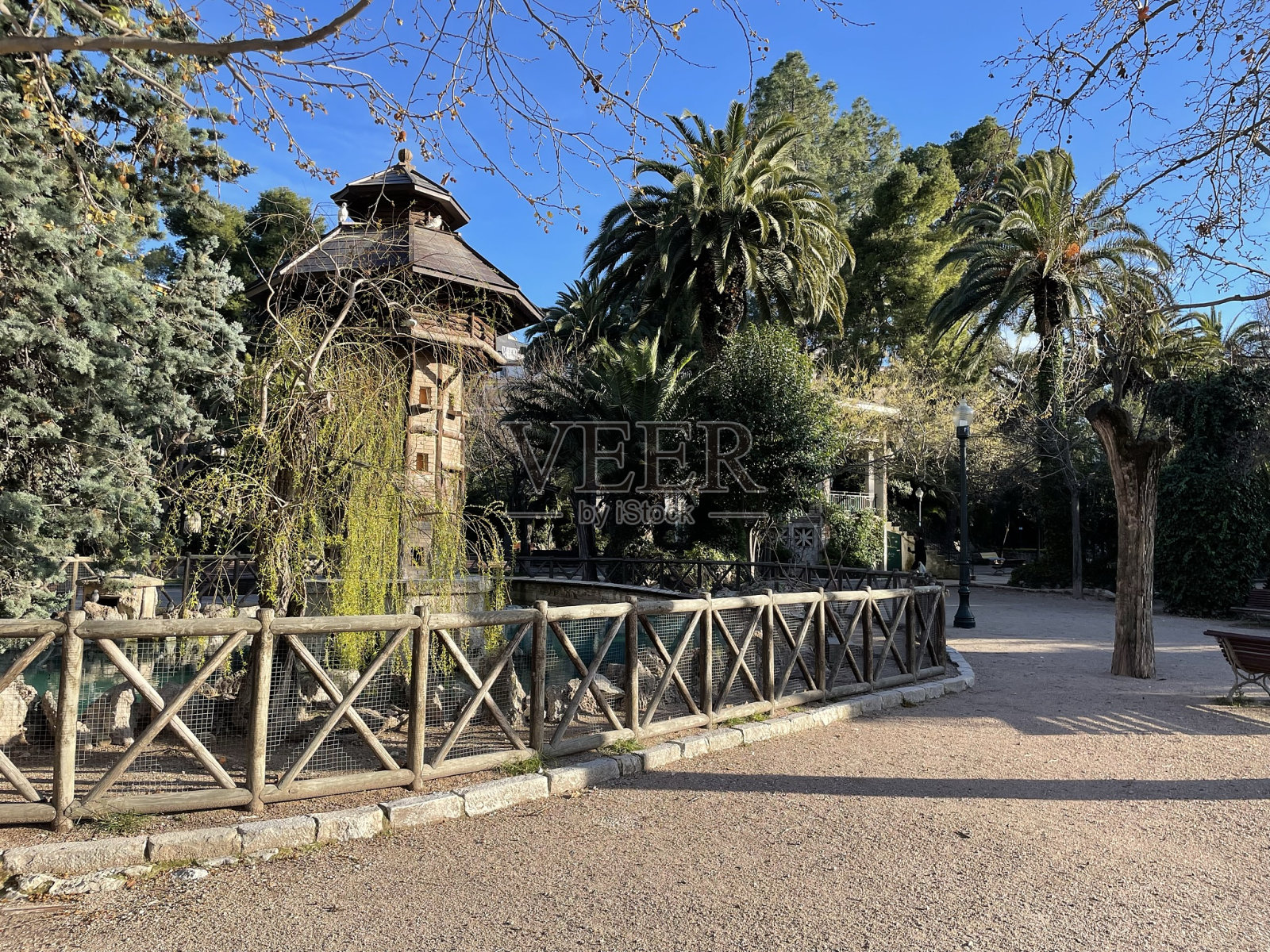 典型的鸽舍在西班牙公园照片摄影图片