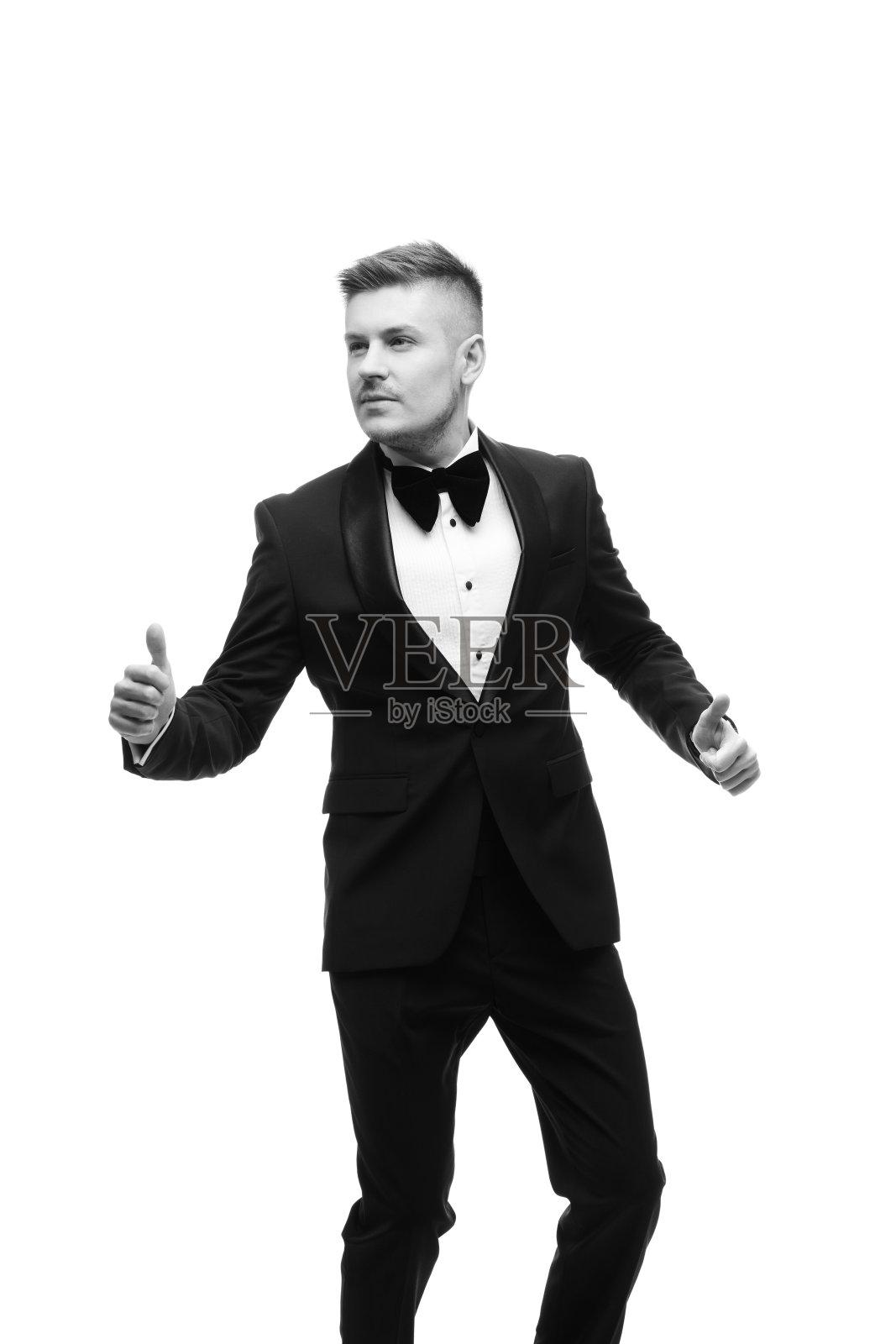 自信有魅力的年轻男子在黑色燕尾服照片摄影图片