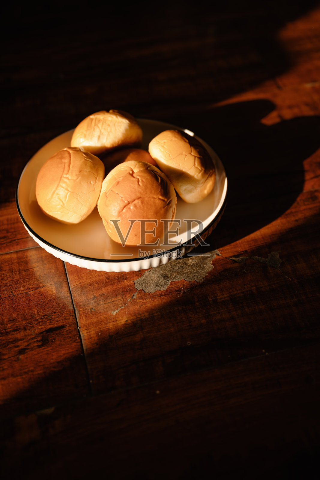 阳光下的面包照片摄影图片