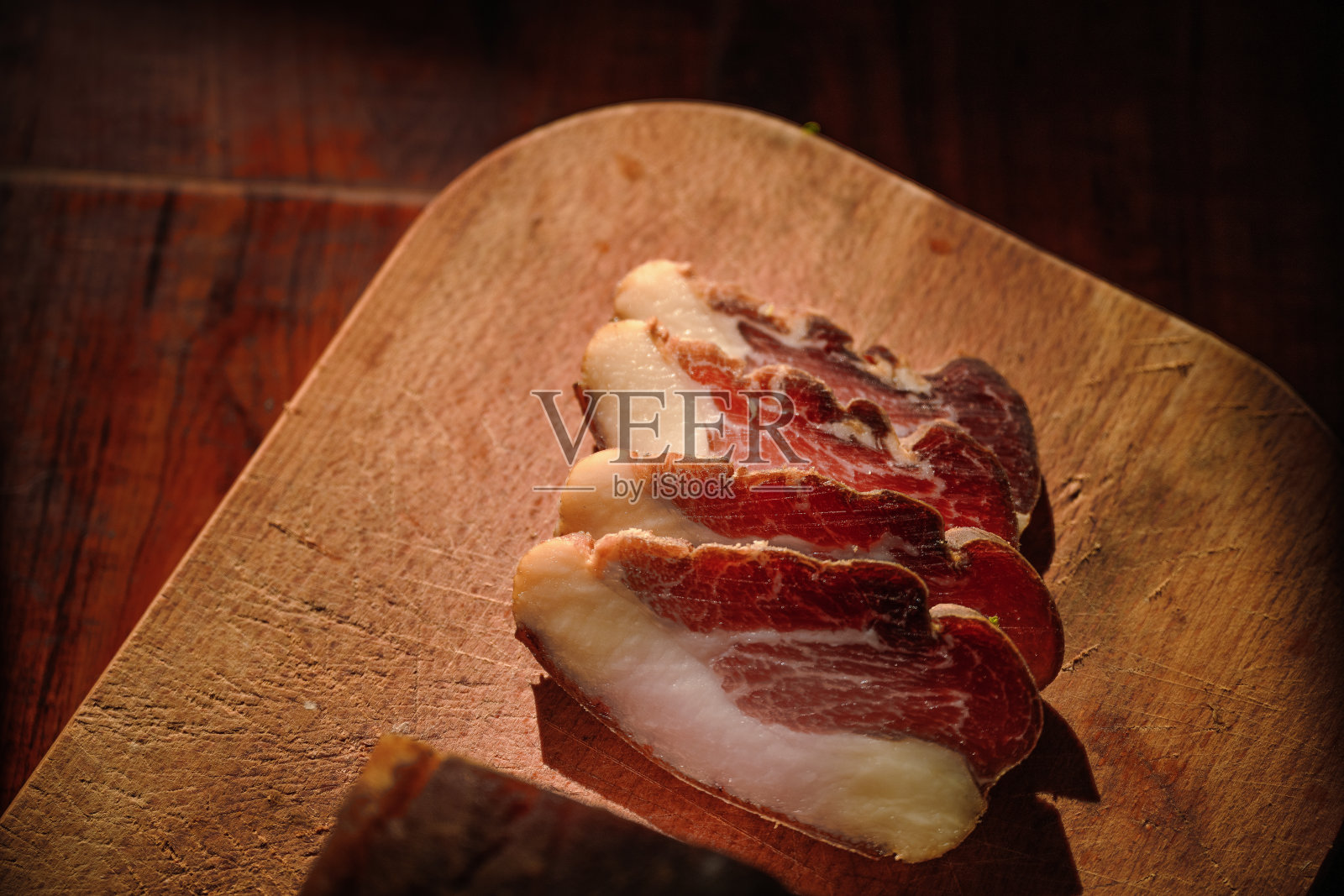培根在木板上晒干照片摄影图片