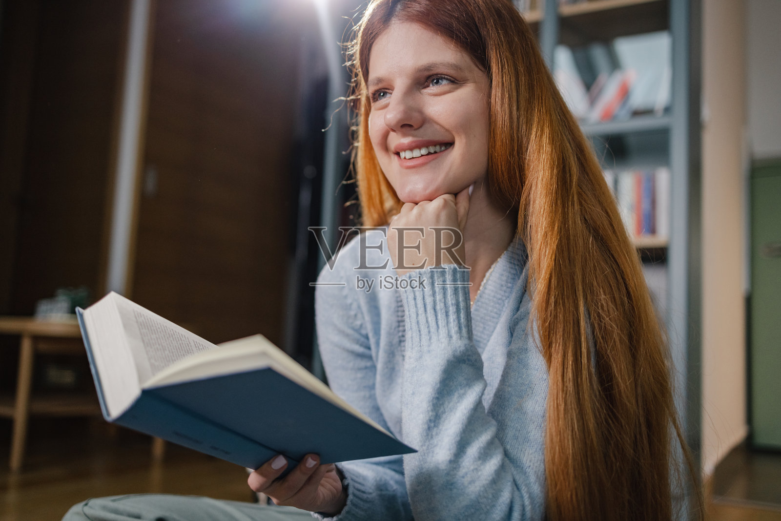 一个女人读博克的特写照片摄影图片