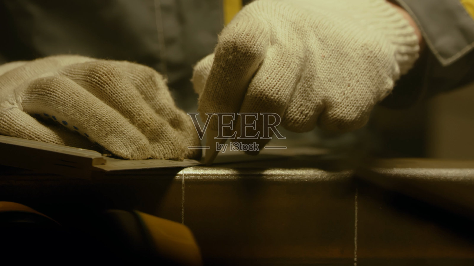 车间的金属工人用尺子测量，计算，用粉笔画衬线。穿着特殊衣服和护目镜的锁匠在生产中工作照片摄影图片