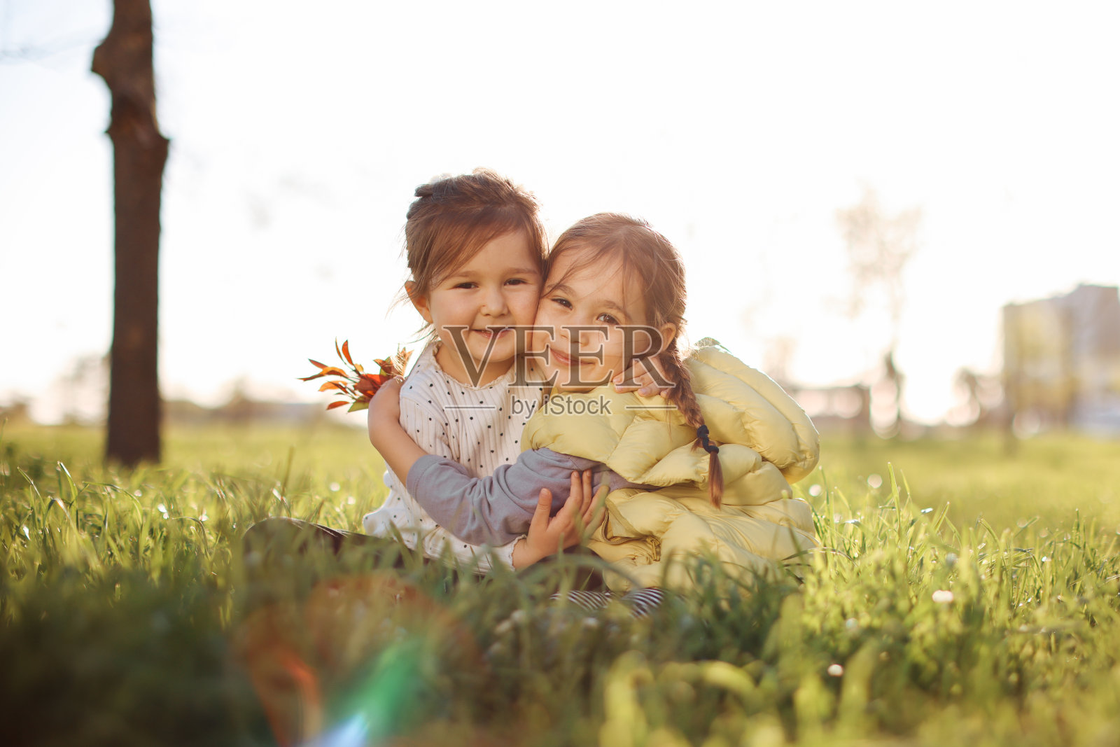 两个小女孩在玩照片摄影图片