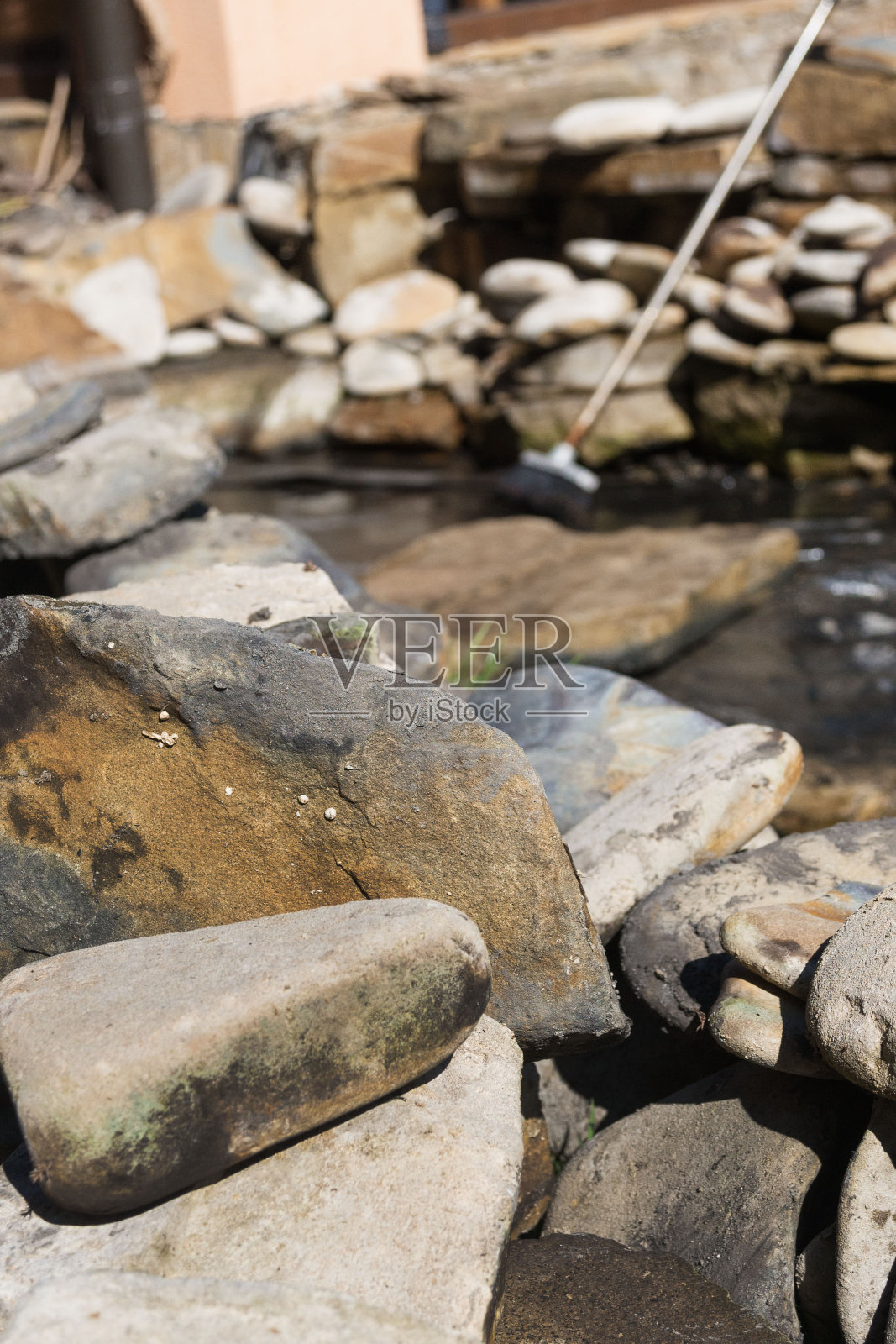 花园中观赏池塘的建造和清洁景观设计。照片摄影图片