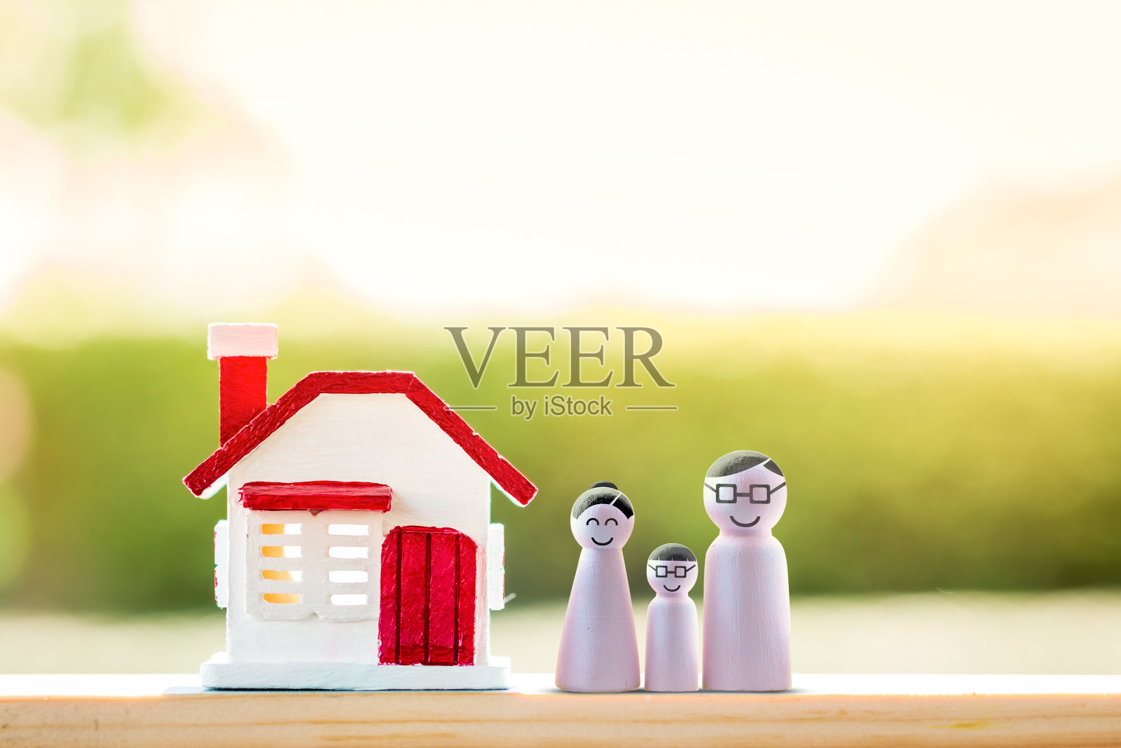 家庭和木制住宅模型放在公园的复古木板上，贷款为企业投资的房地产概念。照片摄影图片