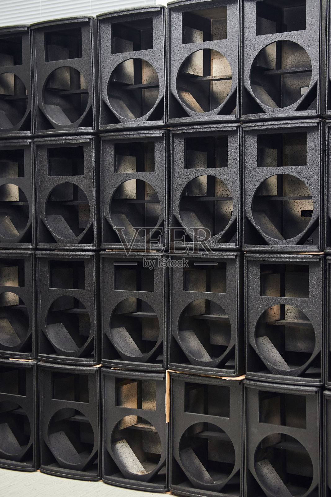 高端音箱盒。音乐工作室扬声器。录音棚用的音响系统。专业高保真音箱。家庭影院音响设备。电子音乐的概念。照片摄影图片