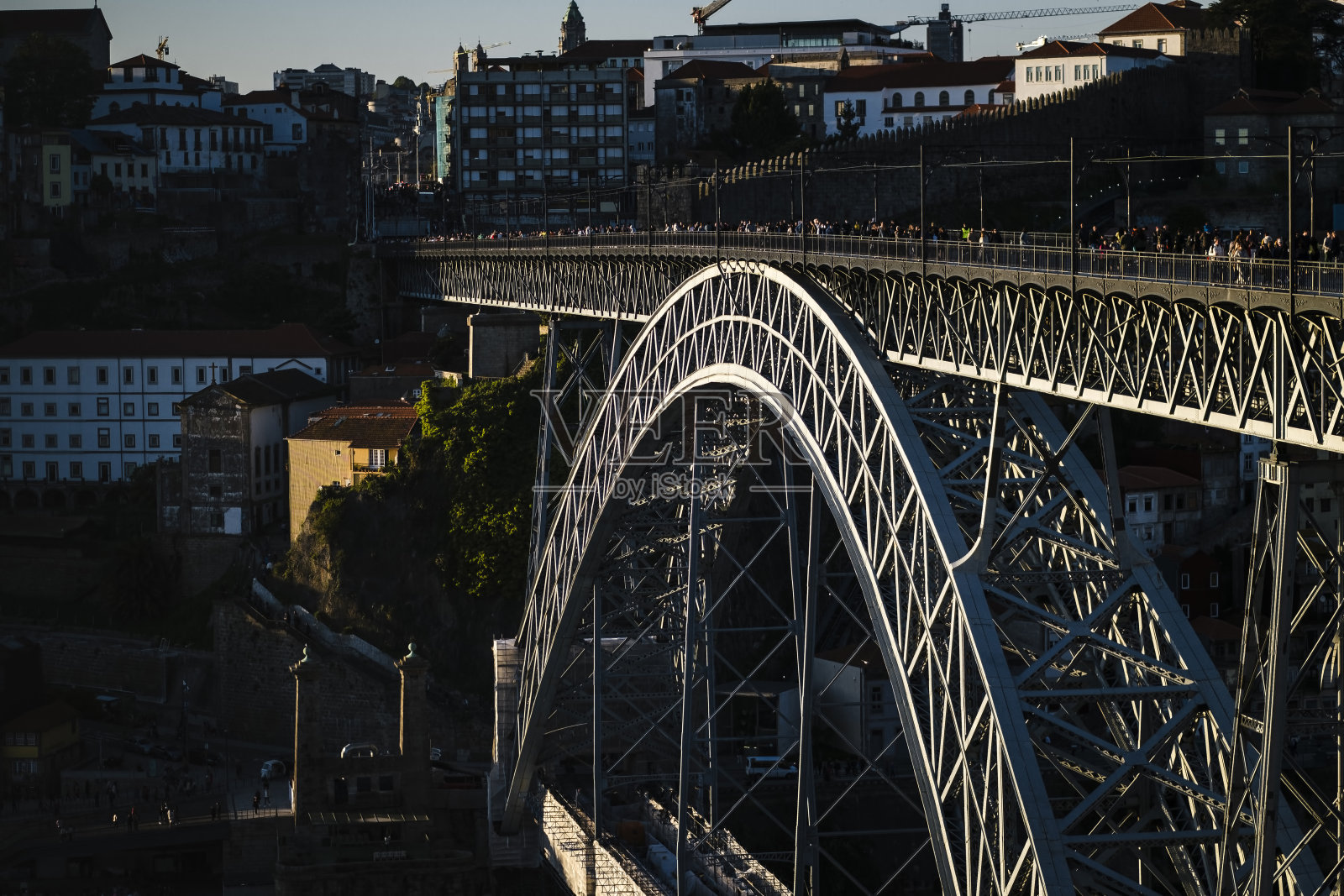 葡萄牙波尔图历史中心的路易斯大桥。照片摄影图片