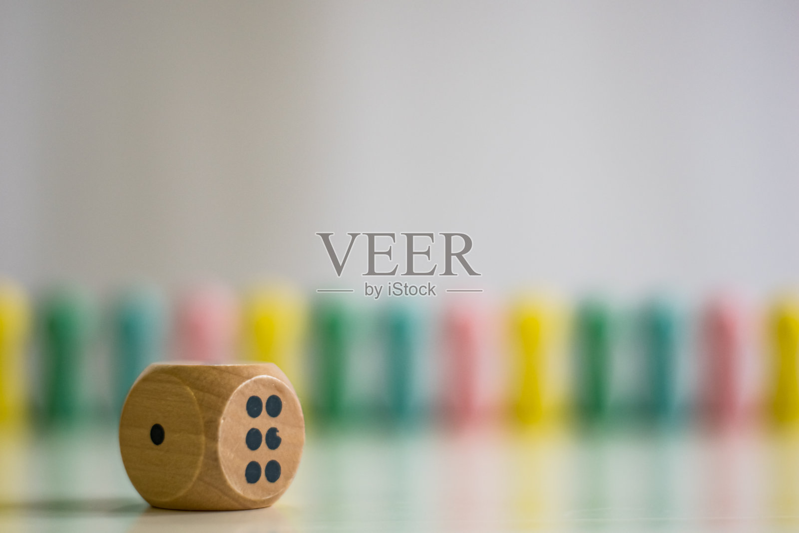 骰子和模糊棋子照片摄影图片