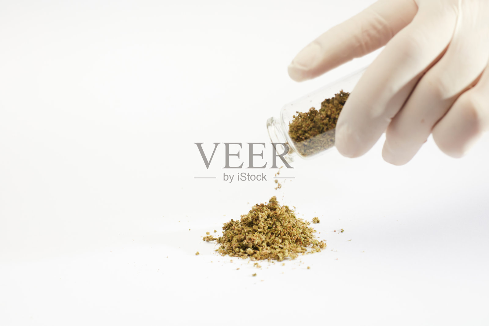 一堆大麻，戴着手套和玻璃罐，白色背景照片摄影图片
