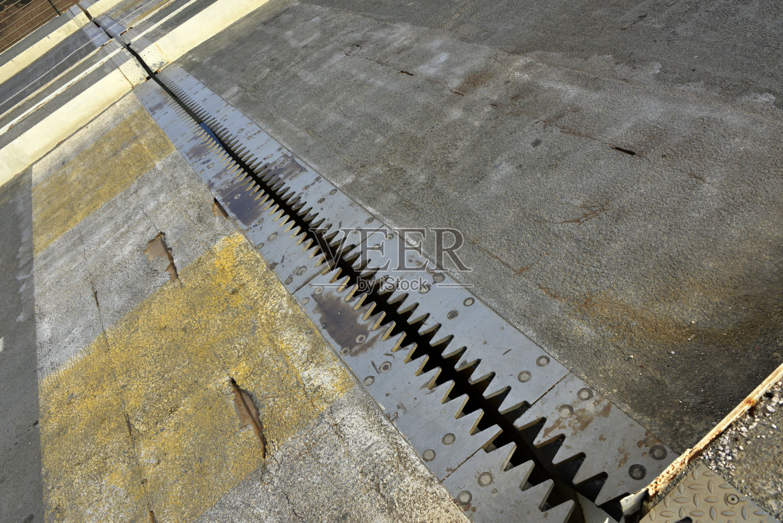 公路桥梁的伸缩缝照片摄影图片