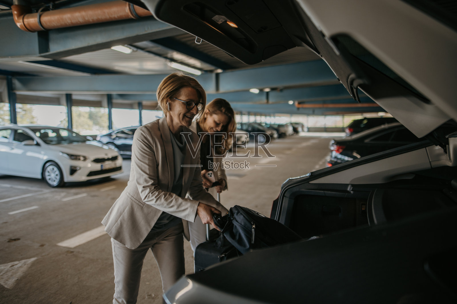 女人一起旅行照片摄影图片