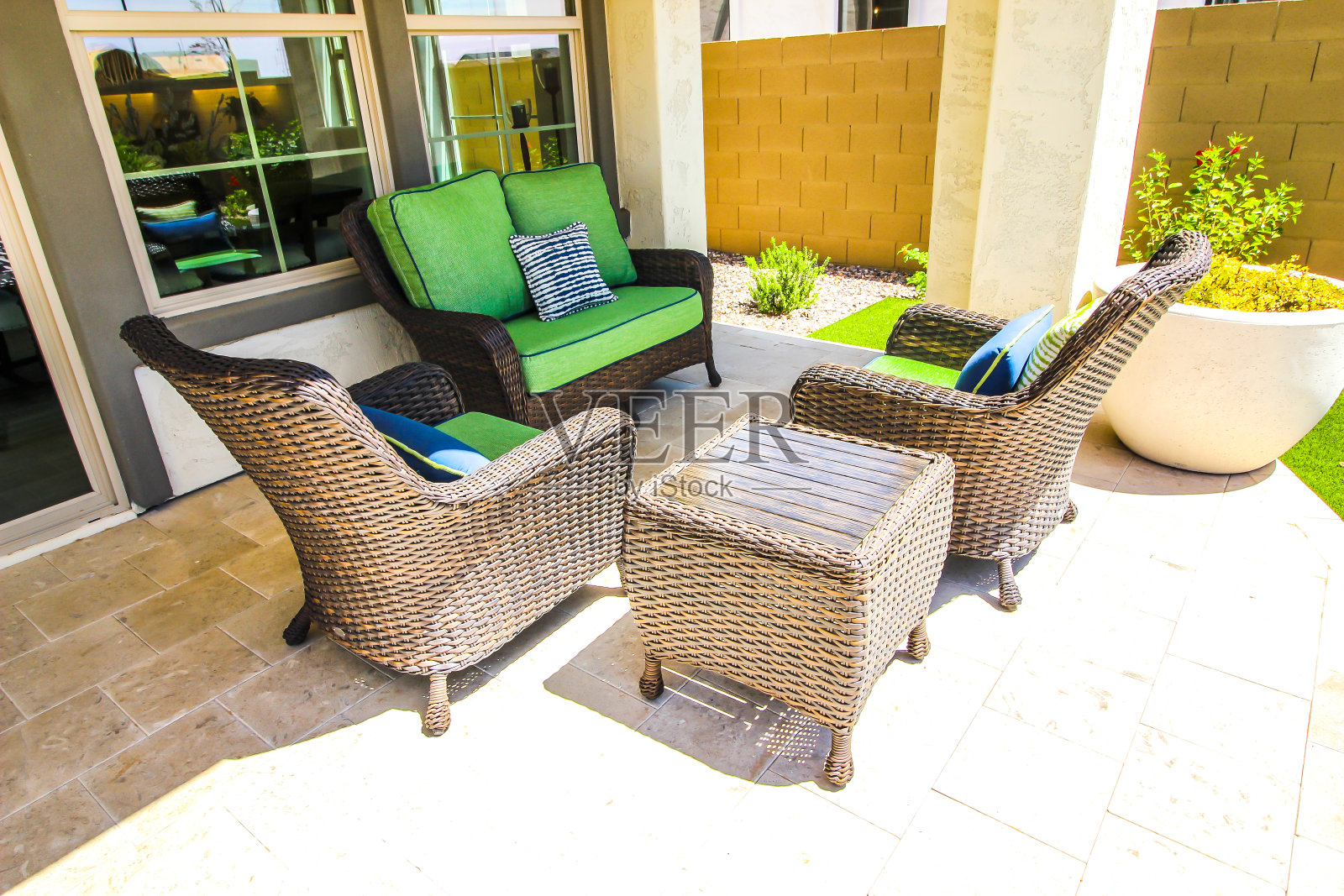 柳条庭院家具与装饰枕头照片摄影图片