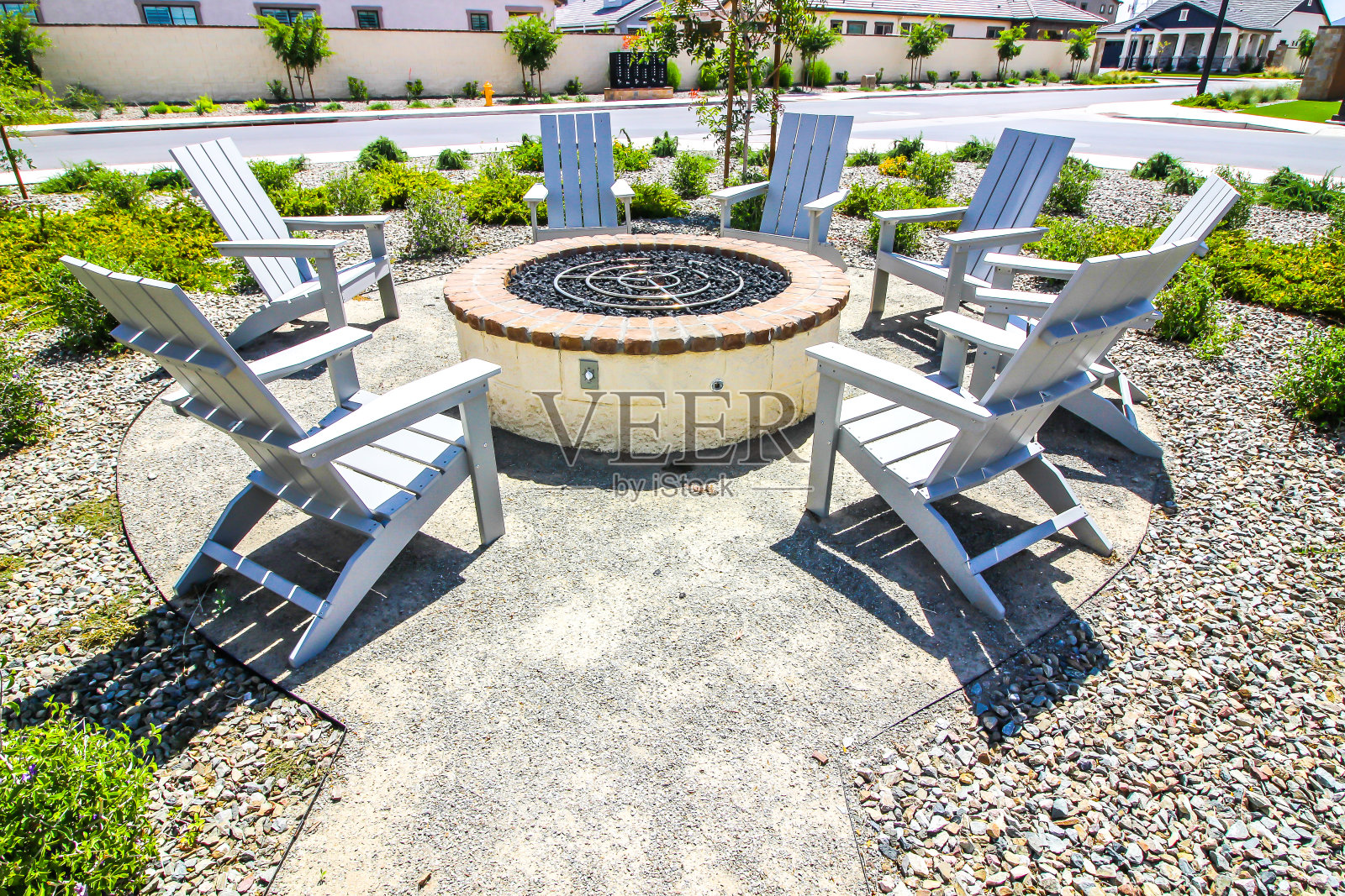 有七把草坪椅的火坑照片摄影图片