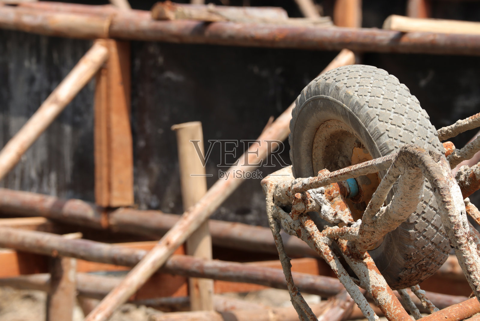建筑工地使用后的旧水泥车的特写。照片摄影图片