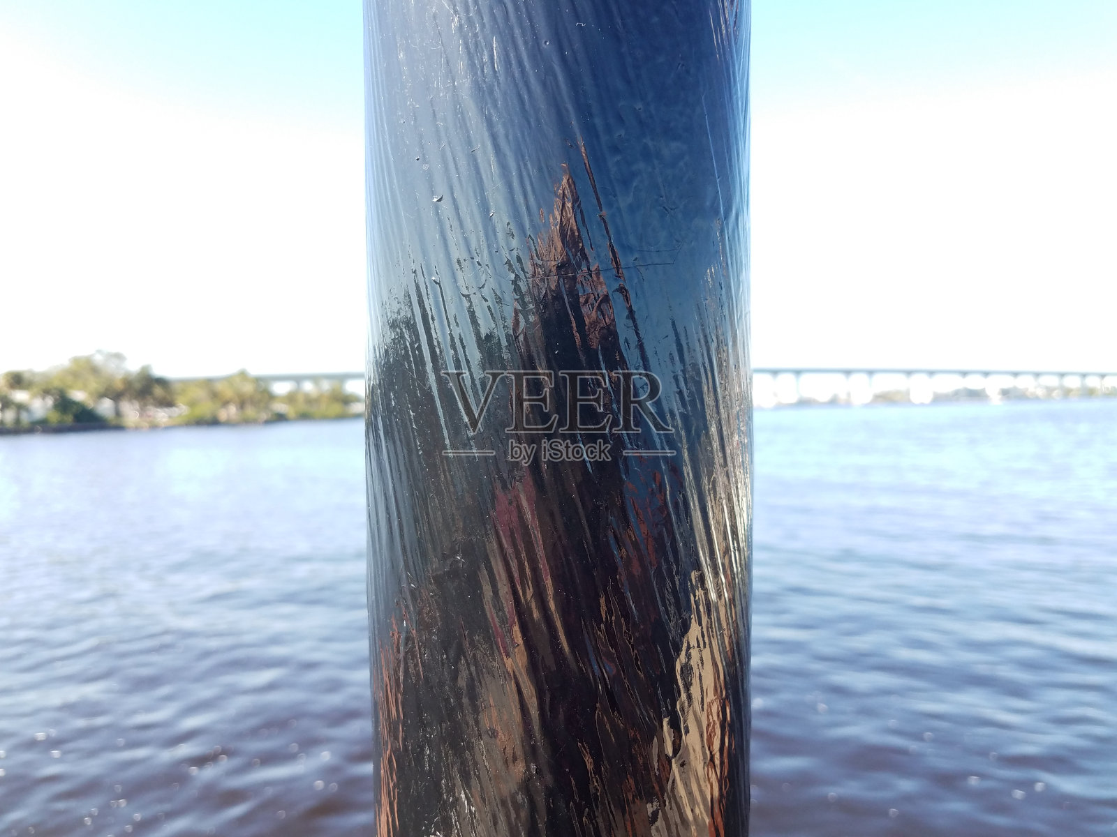 黑色金属杆或柱与水和桥照片摄影图片