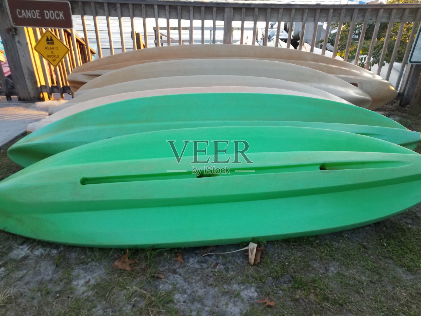 绿色和白色的皮艇和独木舟码头标志照片摄影图片