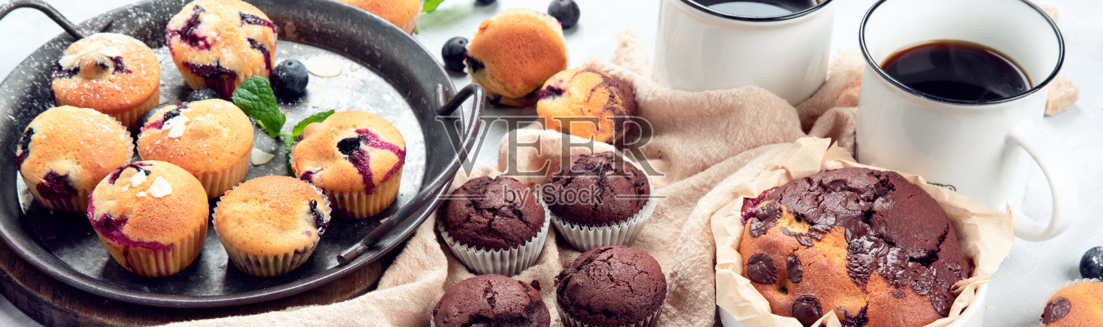 小松饼搭配在浅色背景上。照片摄影图片