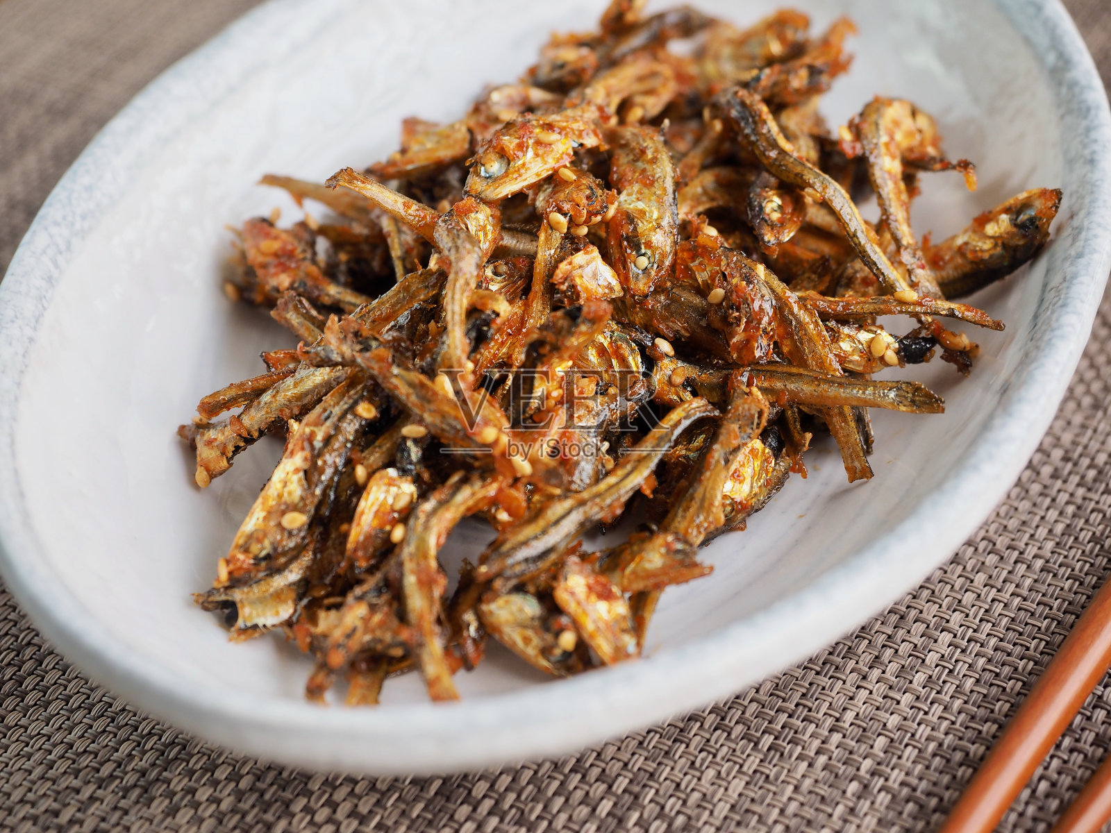 韩国菜:芝麻炒凤尾鱼照片摄影图片