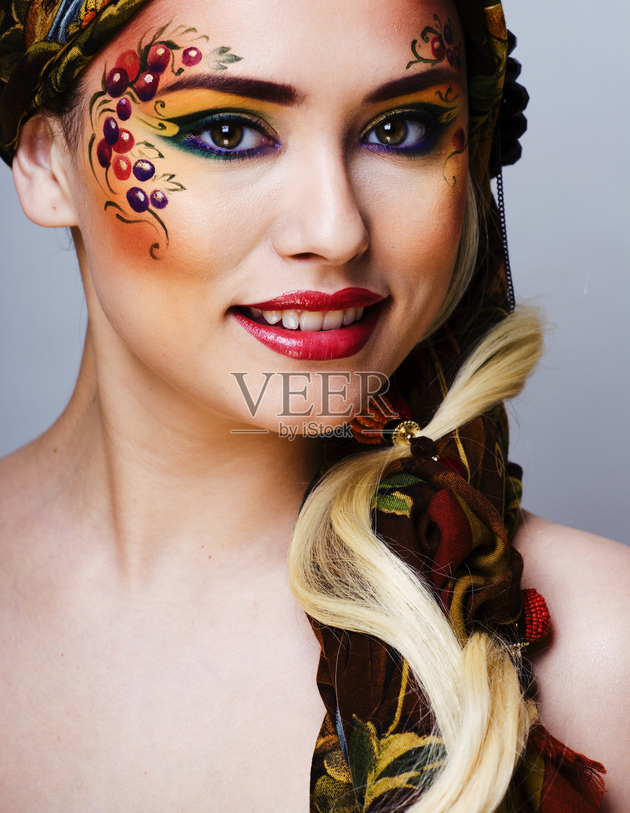 当代贵族妇女的肖像与脸艺术创意，年轻的莱提女士与颜色浆果的fa照片摄影图片