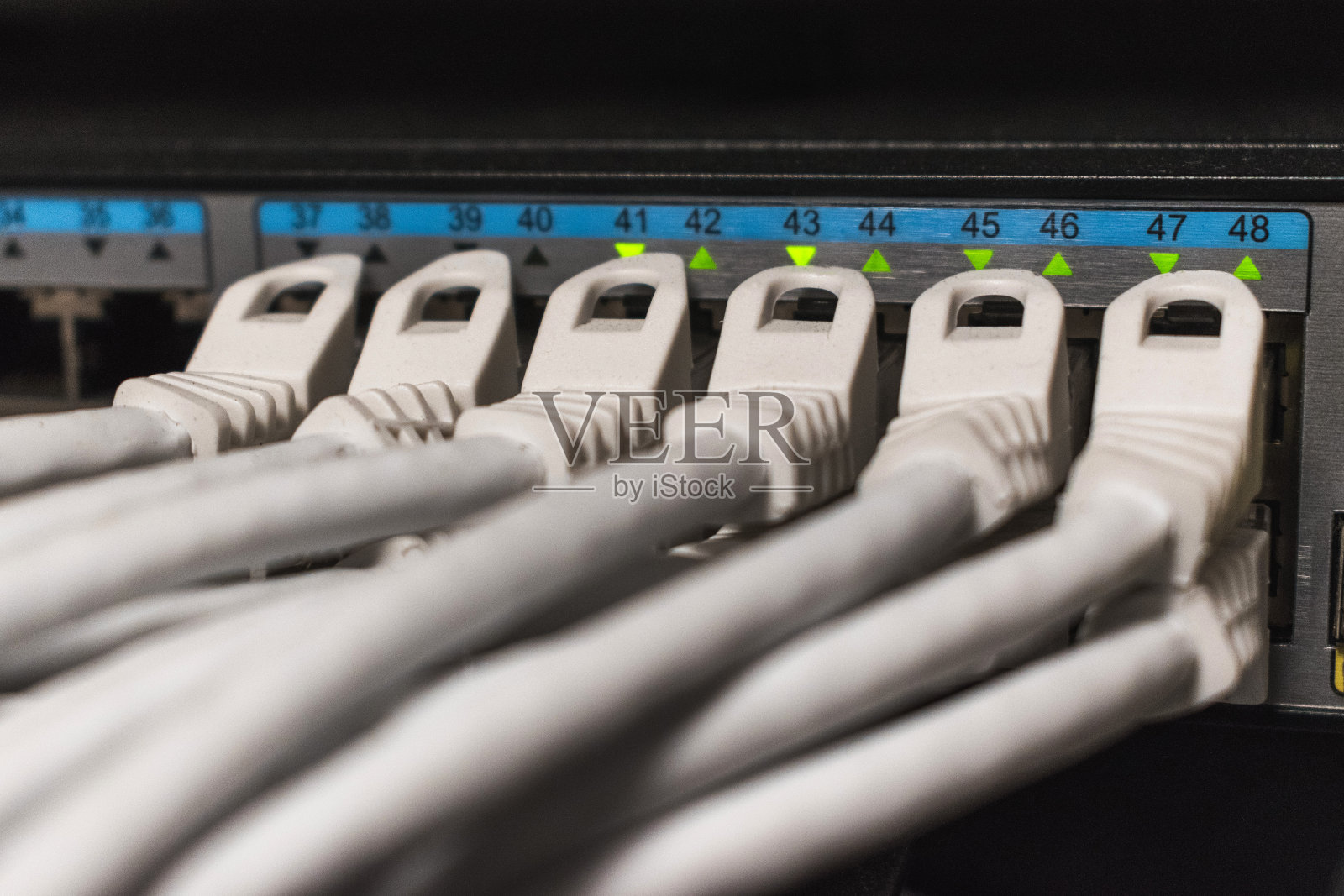 连接到电信机柜内集线器的网线的详细信息照片摄影图片