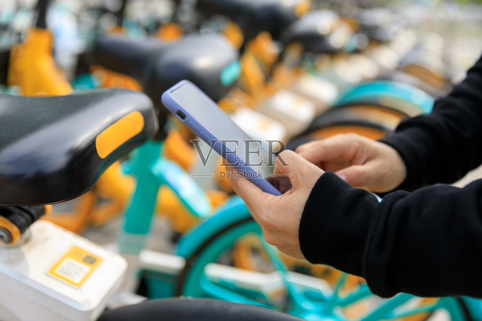 手用智能手机扫描城市共享单车二维码照片摄影图片