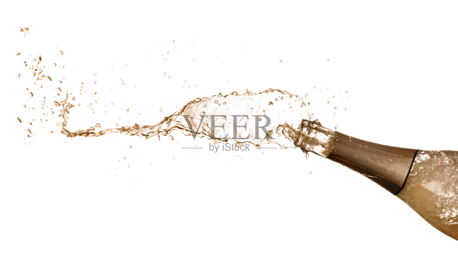 在白色的背景下，气泡酒从瓶子里喷涌而出照片摄影图片