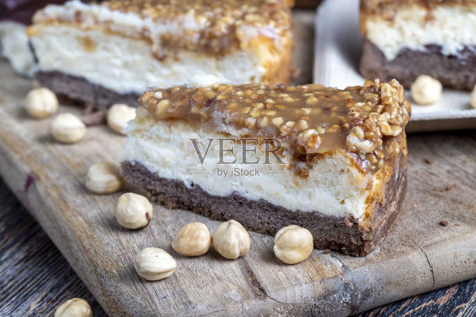 香甜可口的坚果和焦糖蛋糕照片摄影图片
