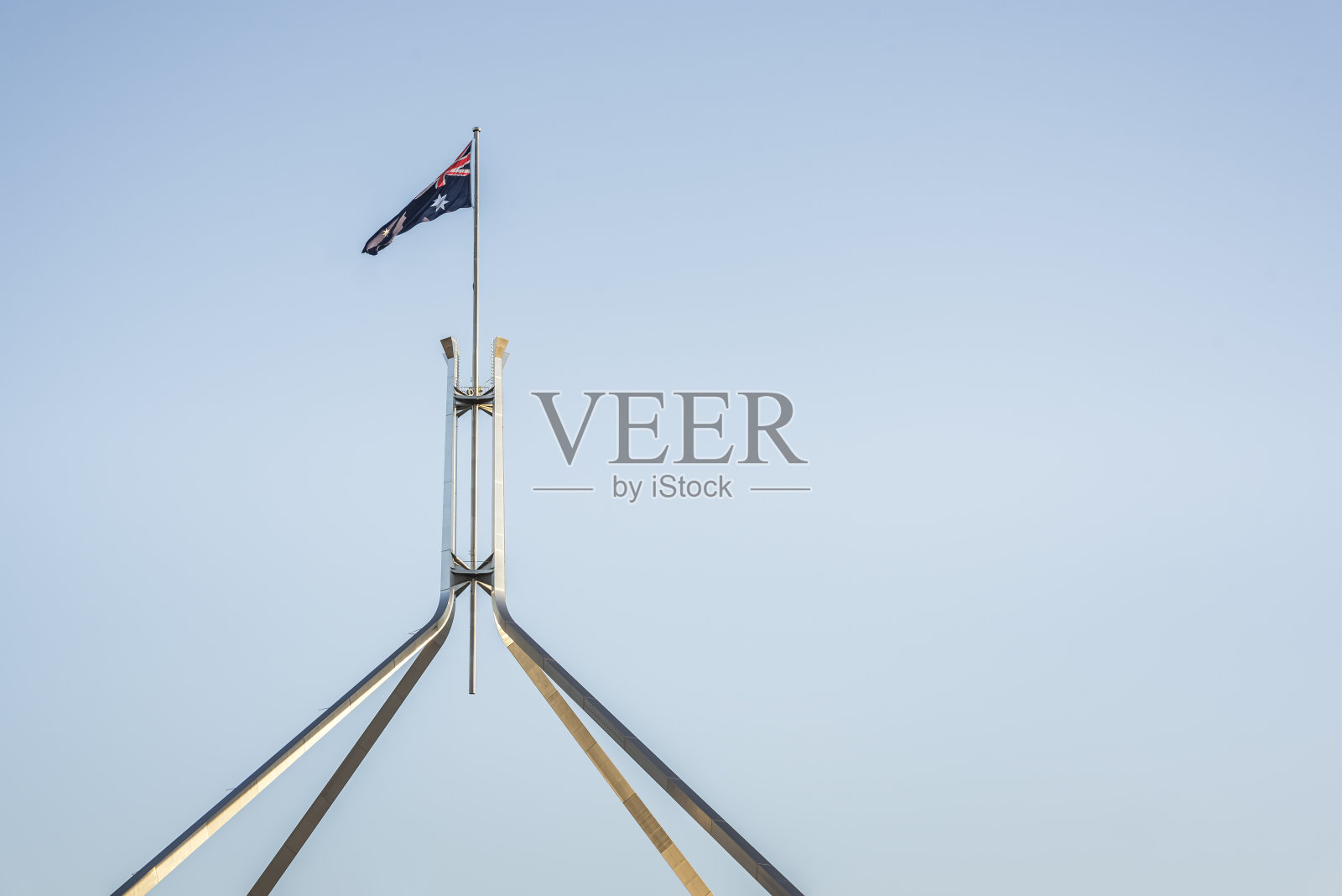 国旗在议会大厦上飘扬。照片摄影图片