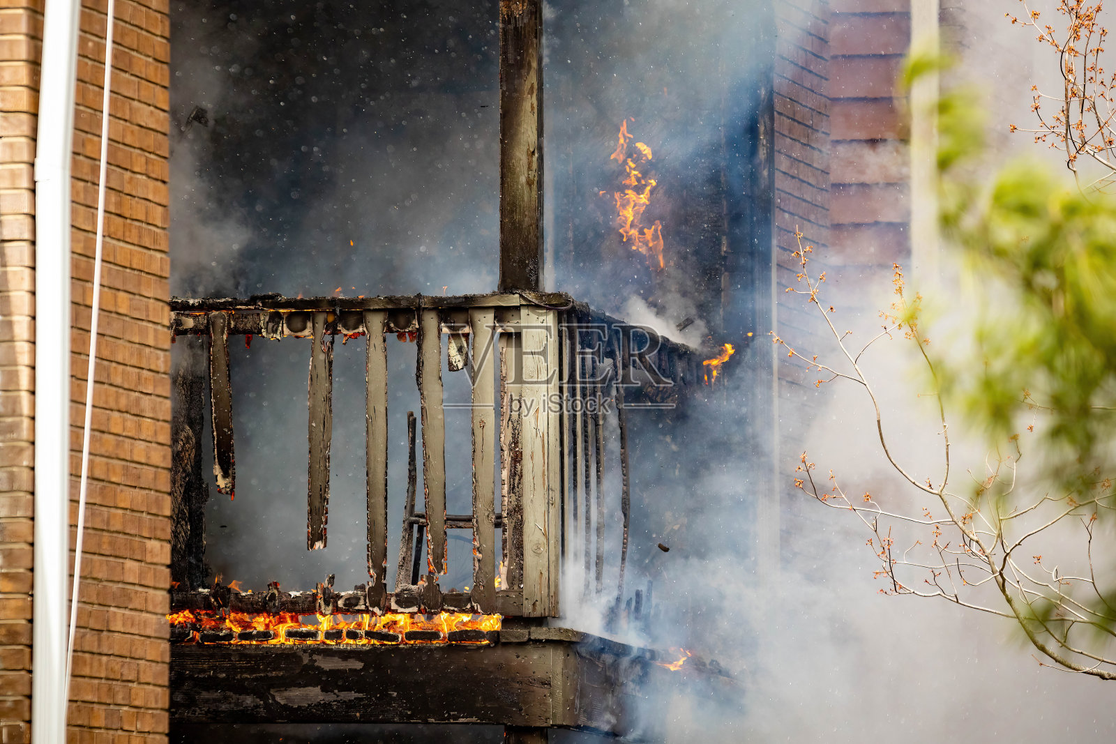 木结构砖房阳台明火焚烧灾害照片摄影图片