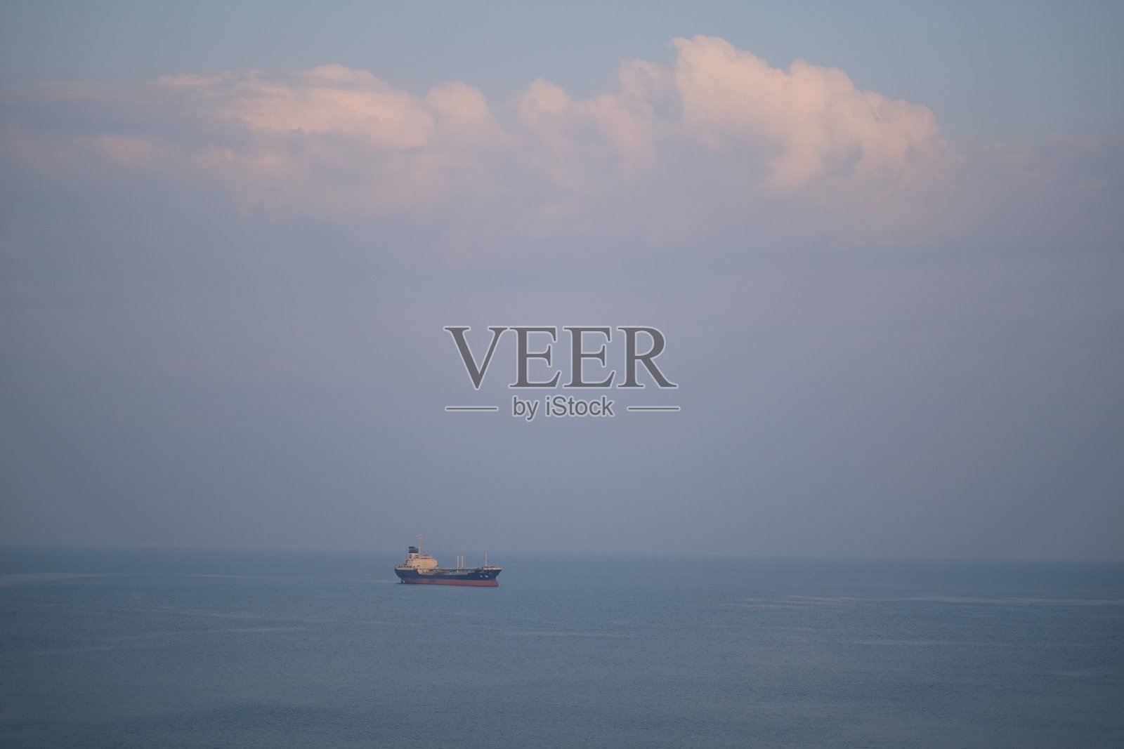 孤独的大船在无边的晚海照片摄影图片