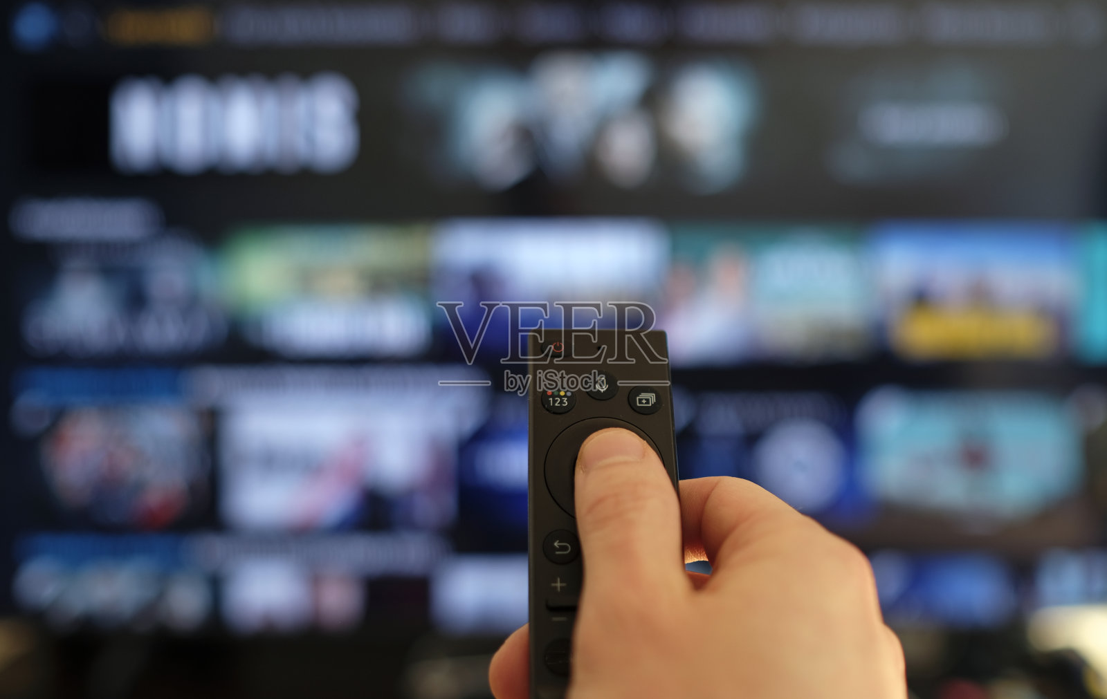 狂看最喜欢的电视节目照片摄影图片