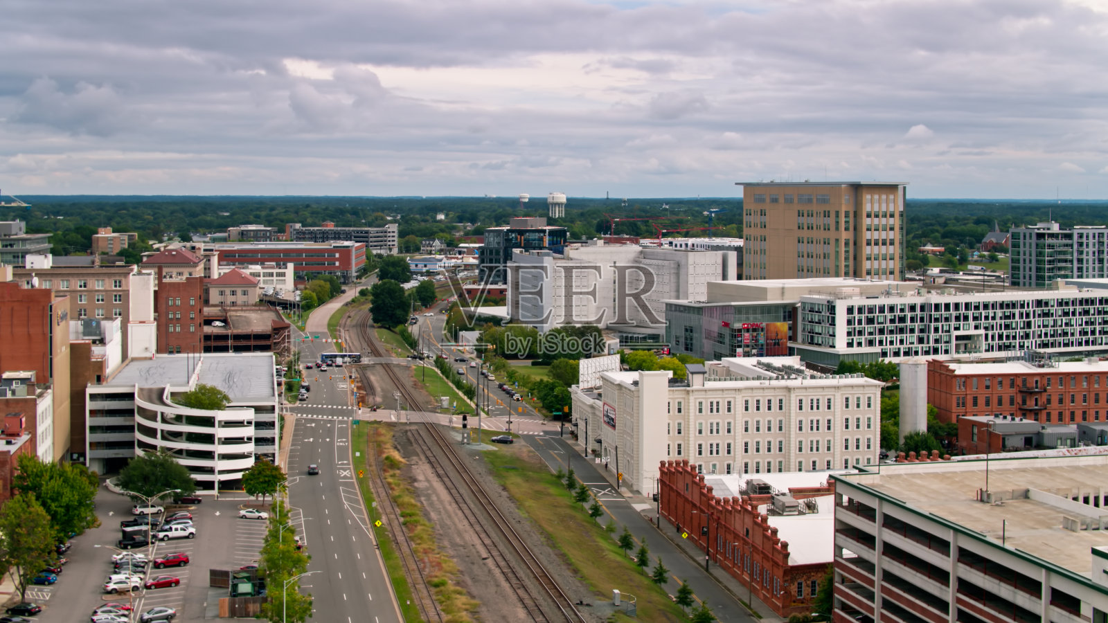 穿越北卡罗来纳州达勒姆的铁路轨道-空中照片摄影图片