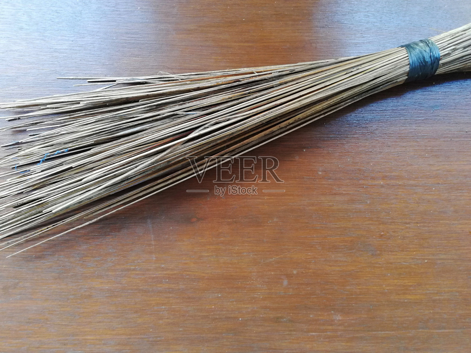 扫帚放在棕色的背景上照片摄影图片