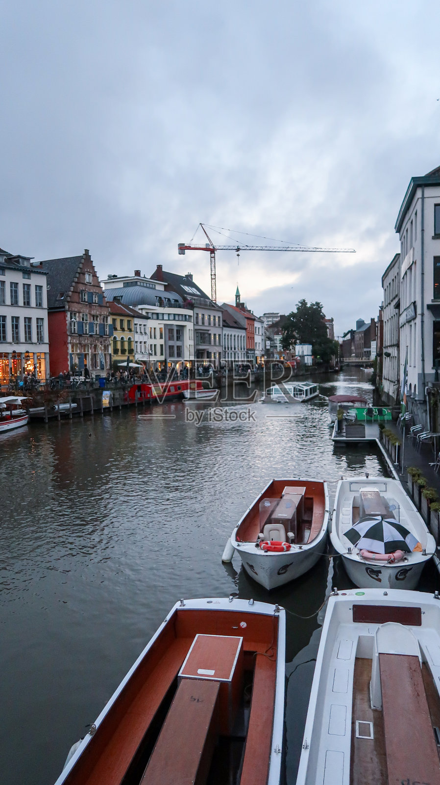 比利时根特，2021年11月8日——晚间的河道和建筑。夜生活照片摄影图片