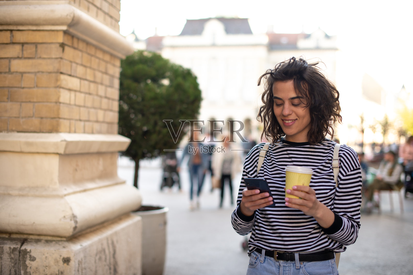 一个年轻女人的肖像在度假探索城市和使用智能手机的股票照片照片摄影图片
