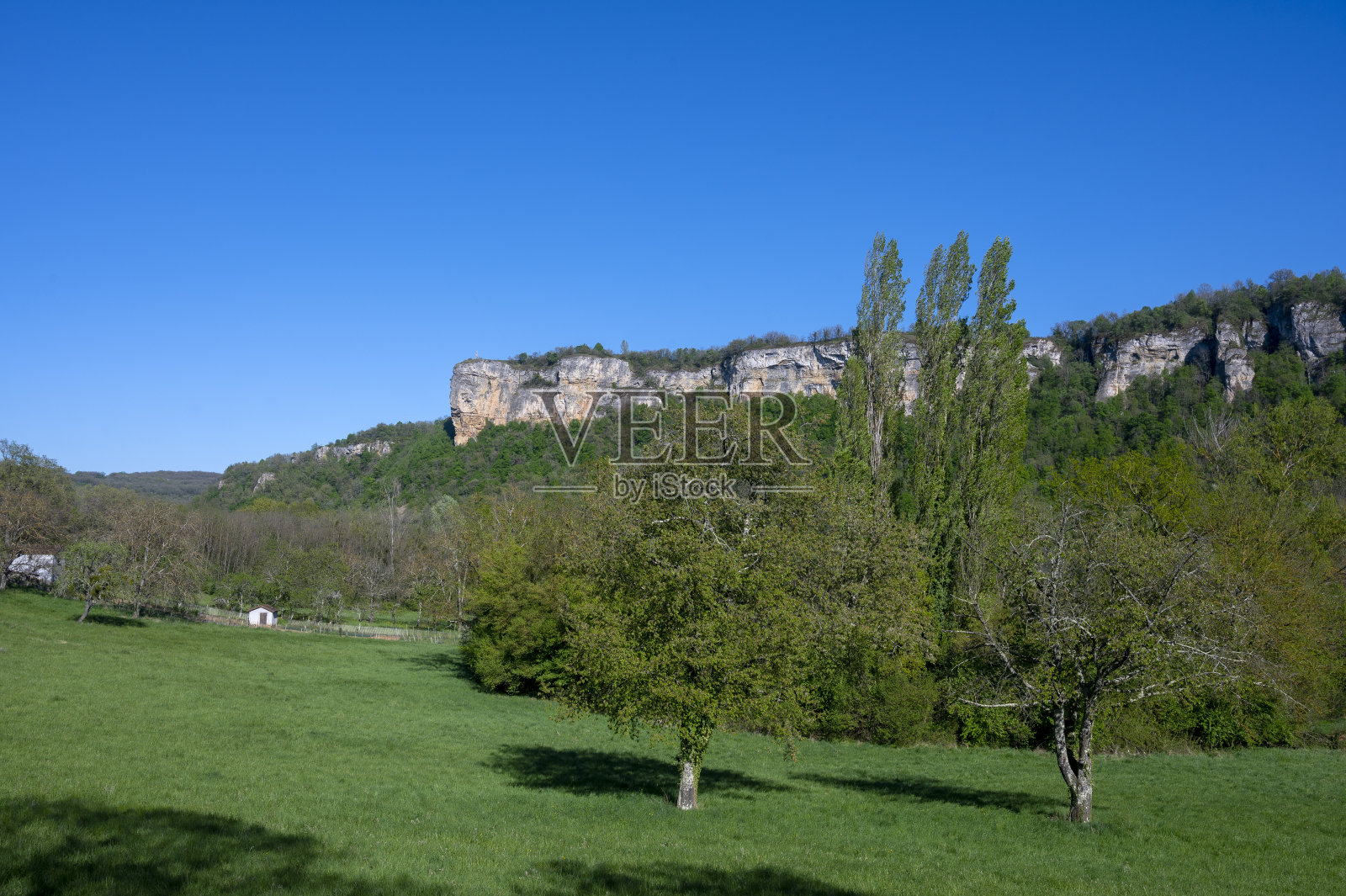 春景环抱Hières-sur-Amby村和Larina高原照片摄影图片