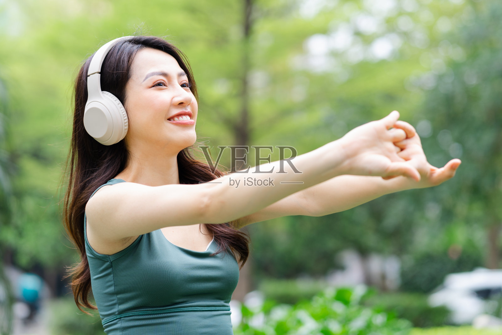 在公园锻炼的亚洲女性照片摄影图片