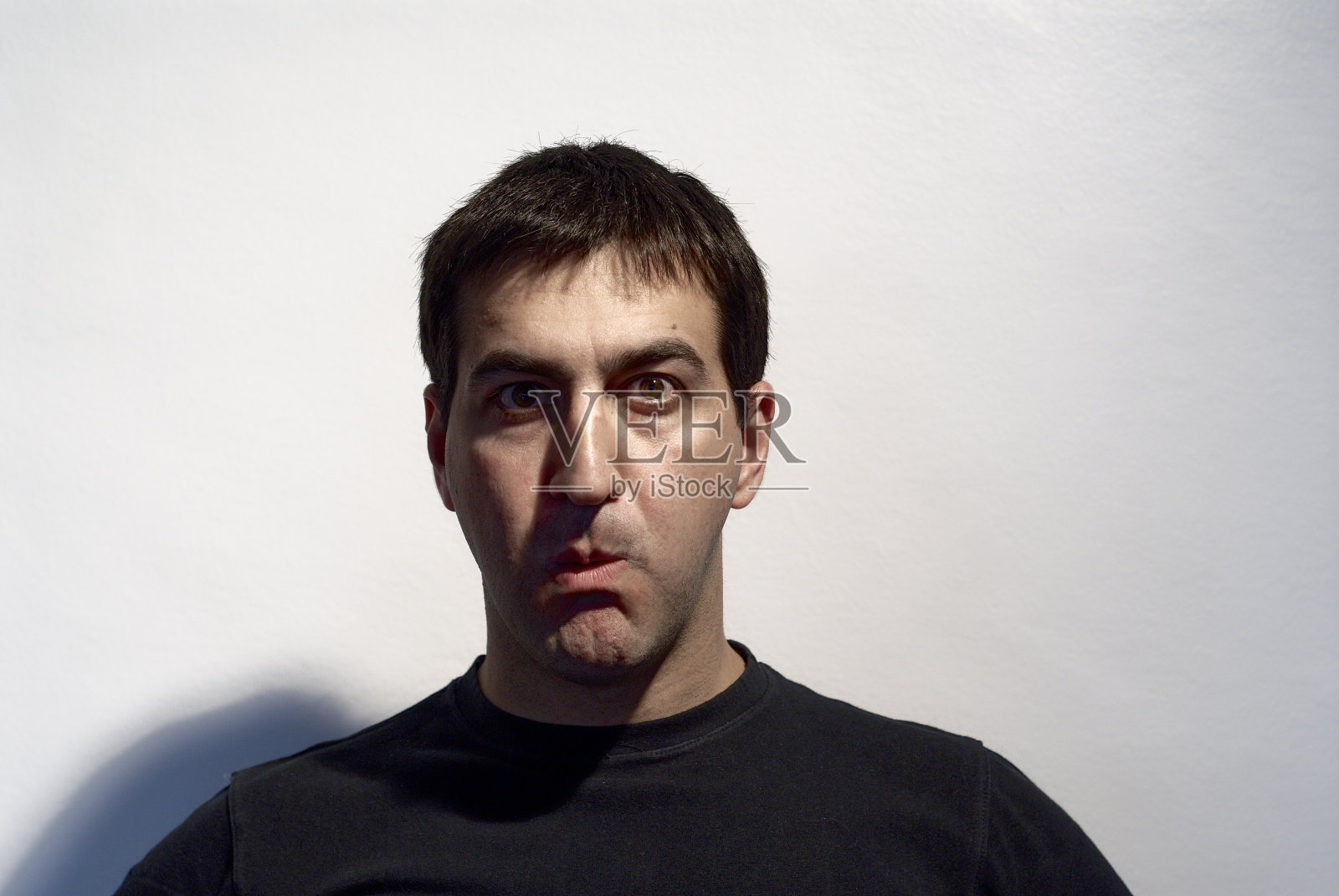 成年男子脸上带着好奇的表情照片摄影图片