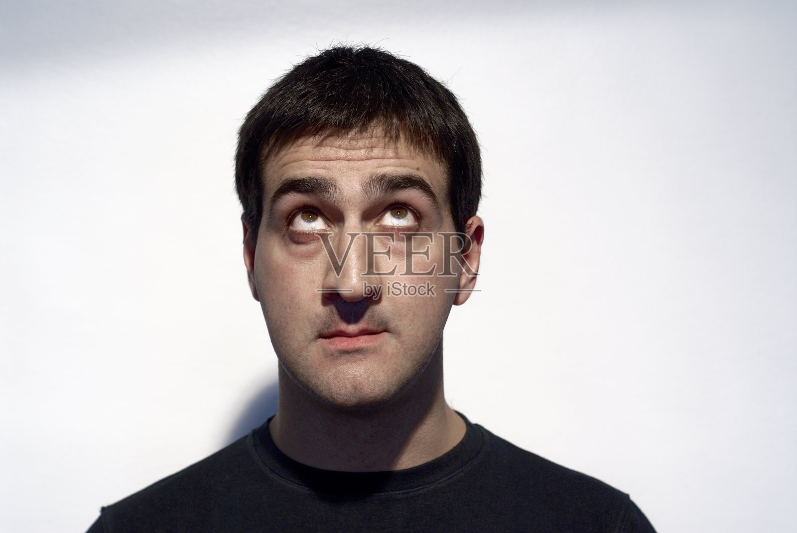 成年男子脸上带着好奇的表情照片摄影图片