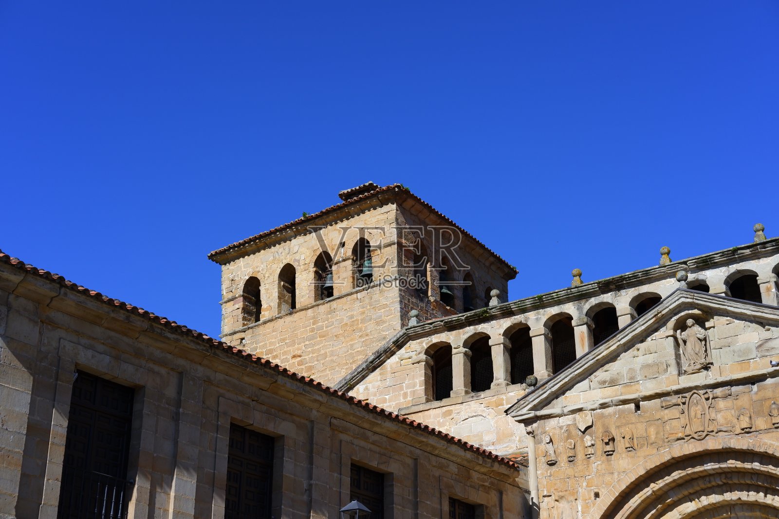 西班牙一座用石头建造的古老教堂照片摄影图片