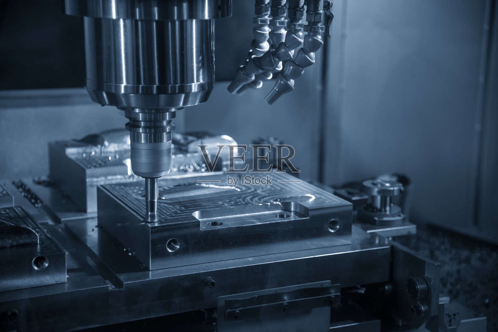 数控铣床采用可转位刀具对注塑模具零件进行粗切。照片摄影图片