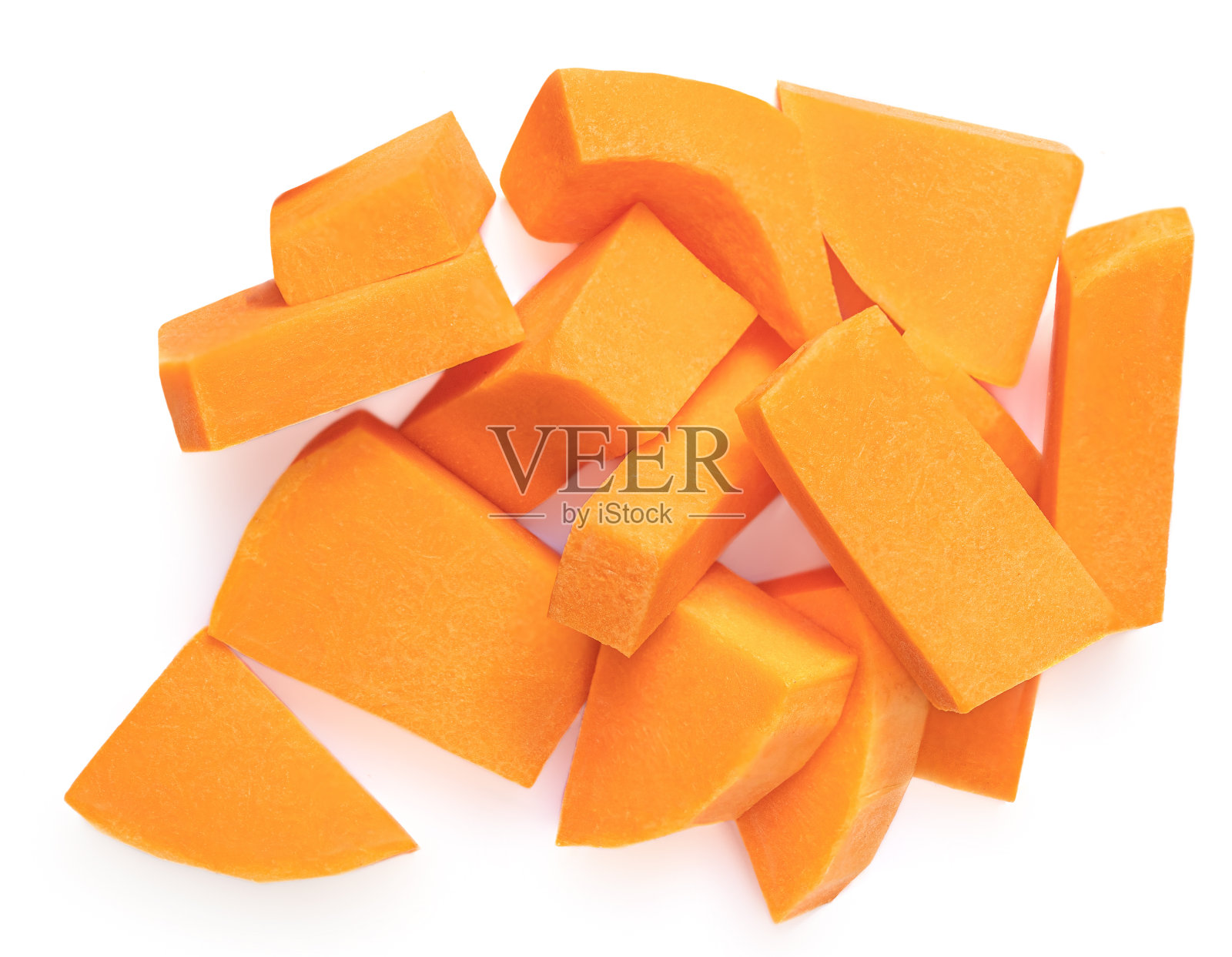 切成方块的南瓜片，孤立在白色背景上。南瓜丁,特写镜头。顶视图“n照片摄影图片
