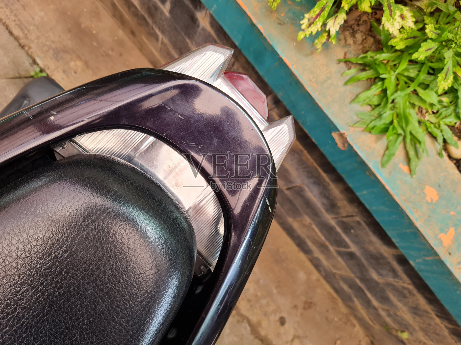 黑色摩托车后车体把手照片摄影图片