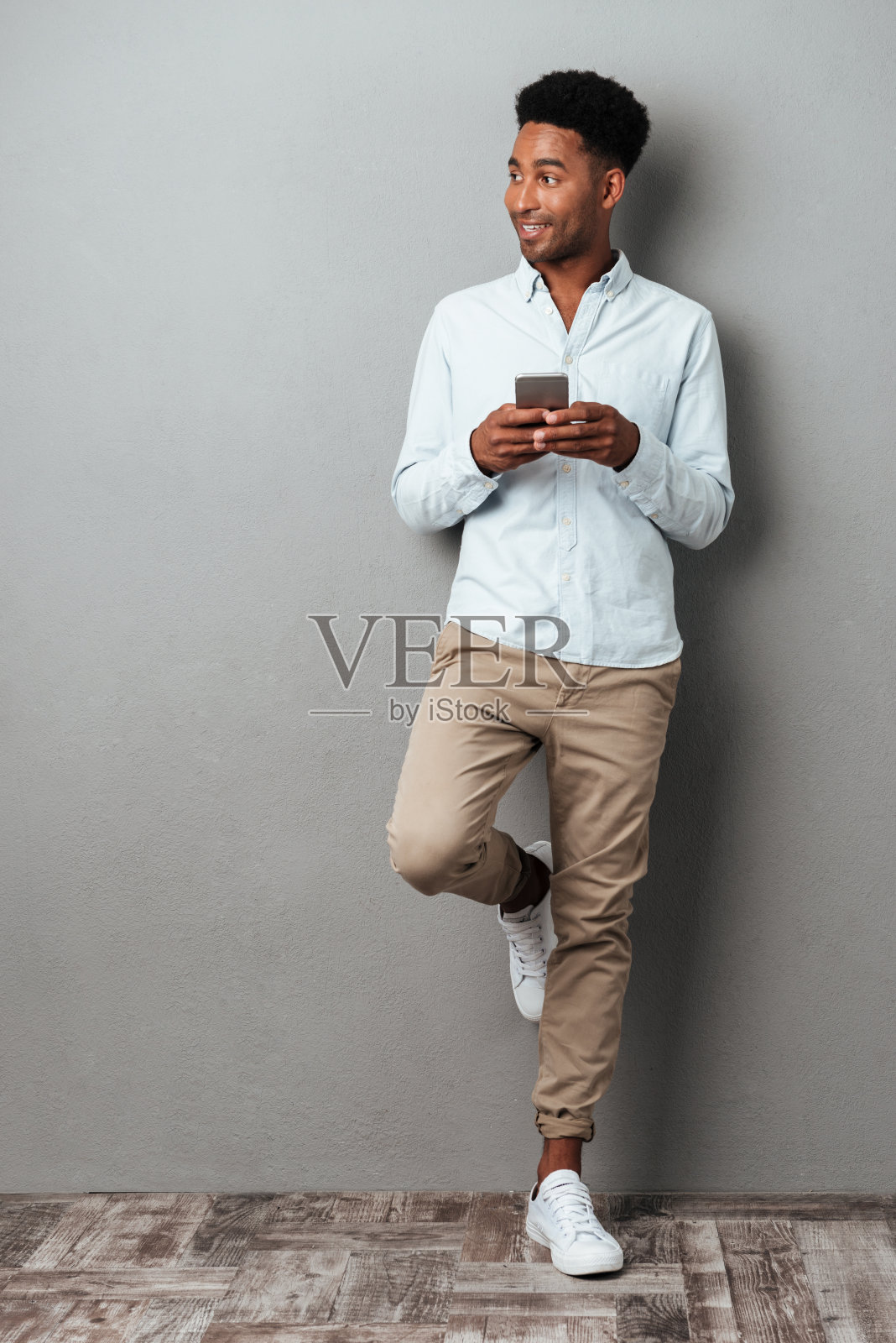 一个微笑的非裔美国人的全长肖像照片摄影图片